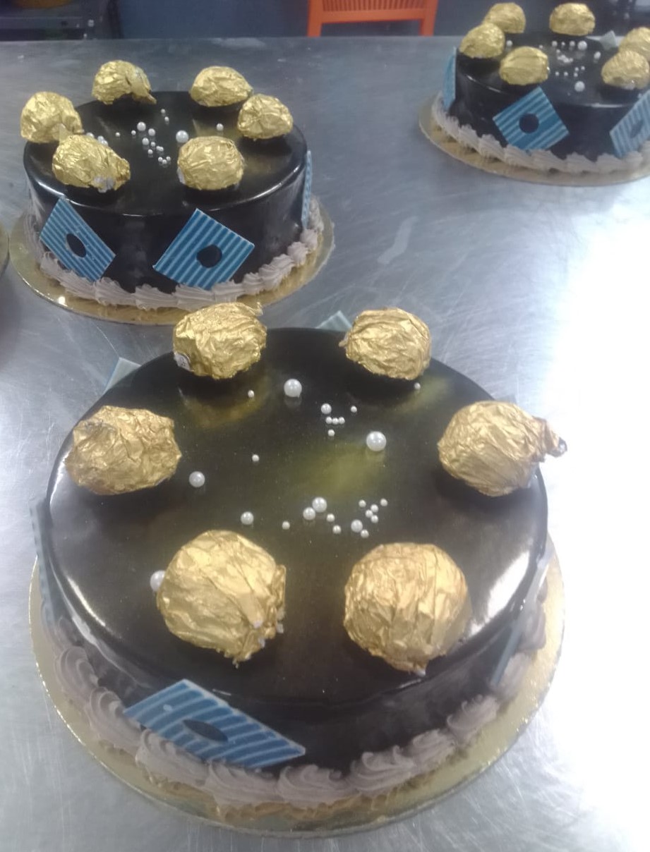 FERRIRO ROCHER CHOCOLATE CAKE  1/2 KG