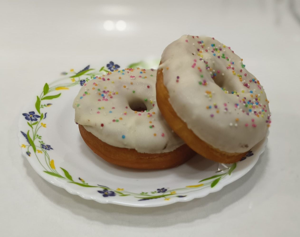 WHITE SPRINKLE DONUT